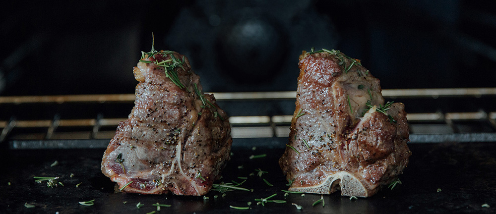 https://premiermeatcompany.com/wp-content/uploads/2015/10/fresh-lamb-chops-delivery.jpg